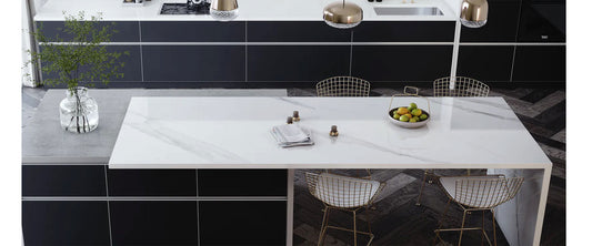 Esstisch mit Marmorplatte