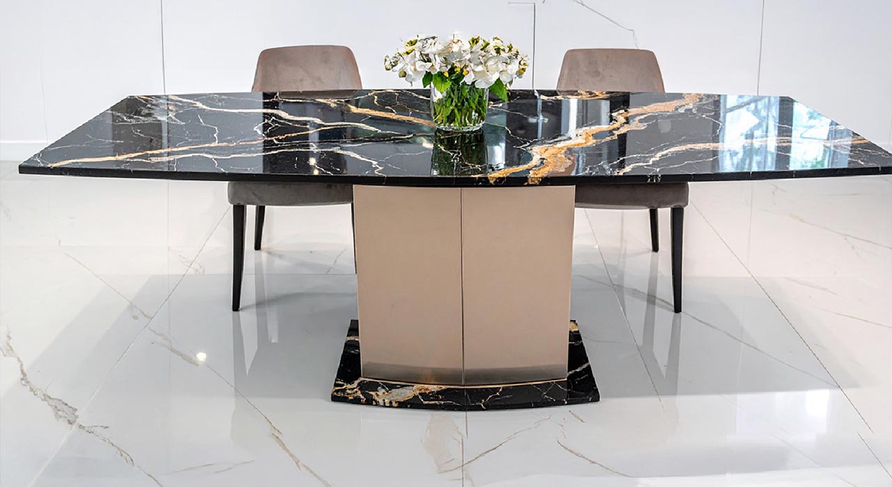 Esstischin Bootsform Terr mit Magna Black Gold nach Mass