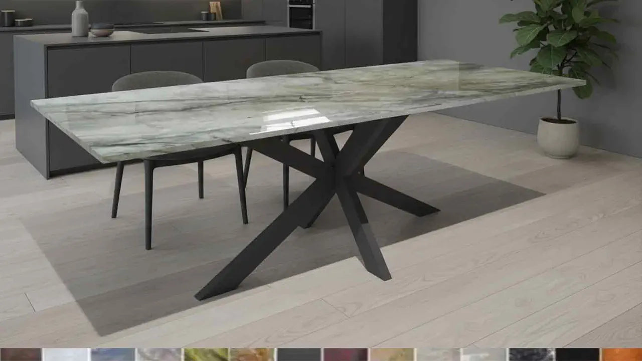 Moderner Tisch Lumu: Viel Beinfreiheit, handgefertigt nach Maß – online konfigurierbar in über 40 Naturstein-Varianten.