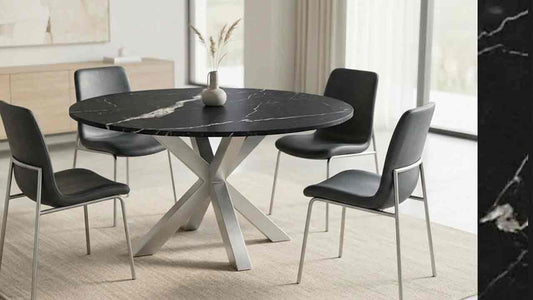 Runder Esstisch Rondo aus Marmor Nero Marquina mit tiefschwarzer Natursteinplatte und markanter weißer Maserung. Maßgefertigter Design-Esstisch bis 160 cm Durchmesser für bis zu 8 Personen mit Stahlgestell in RAL-Farbe nach Wunsch online konfigurieren.