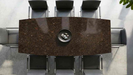 Terra Esstisch in Bootsform mit Coffee Brown Steinplatte Marmor in gleichmäßiger brauner Farbgebung, ruhige und homogene Natursteinstruktur, zeitlos und pflegeleicht.