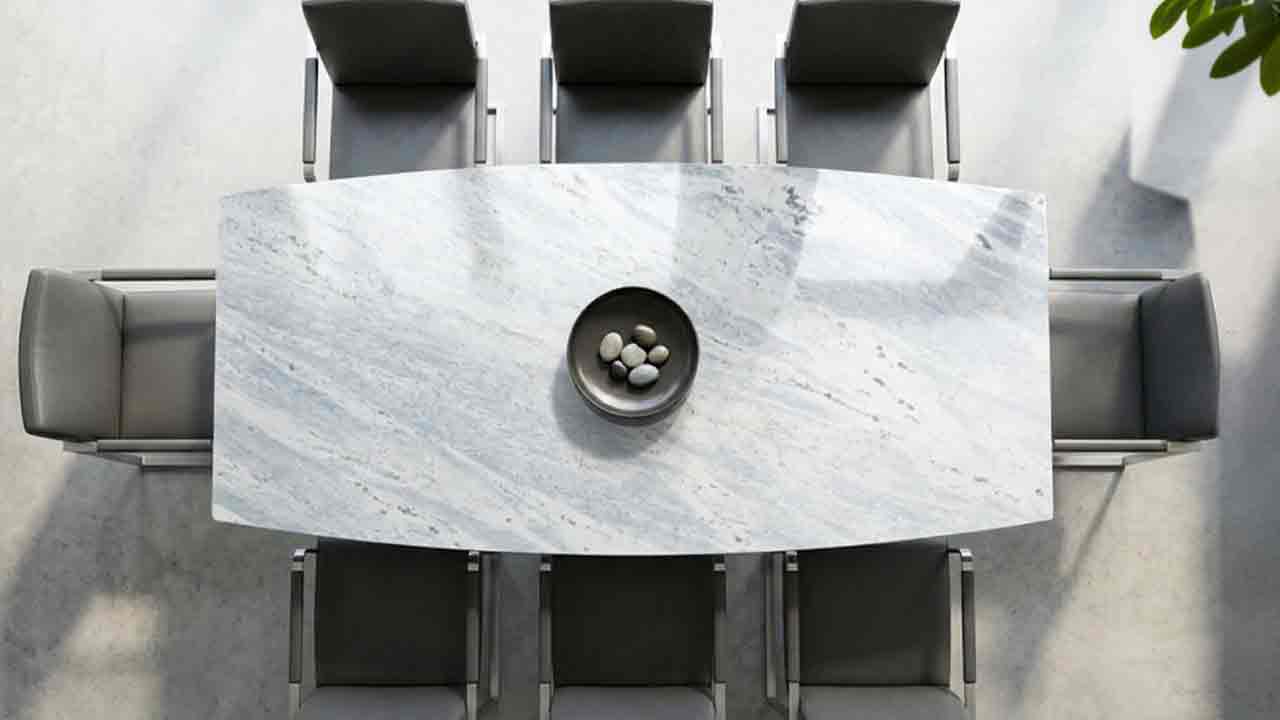 Terra Esstisch in Bootsform mit Sirius White Steinplatte Granit in hellem Weißton mit elegant grauen und anthrazitfarbenen Bänderungen, pflegeleichtes Naturstein-Unikat und zeitloser Blickfang.