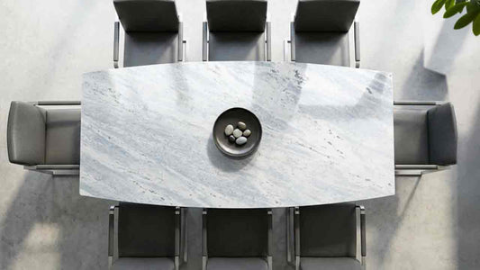 Terra Esstisch in Bootsform mit Sirius White Steinplatte Granit in hellem Weißton mit elegant grauen und anthrazitfarbenen Bänderungen, pflegeleichtes Naturstein-Unikat und zeitloser Blickfang.