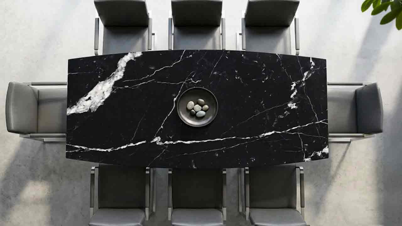 Terra Esstisch mit geschwungener Kante und Nero Marquina Steinplatte Marmor in Tiefschwarz mit markanten weißen Adern, zeitloses Naturstein-Unikat, pflegeleicht und online nach Wunschmaß bis 300 cm konfigurierbar.