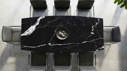 Terra Esstisch mit geschwungener Kante und Nero Marquina Steinplatte Marmor in Tiefschwarz mit markanten weißen Adern, zeitloses Naturstein-Unikat, pflegeleicht und online nach Wunschmaß bis 300 cm konfigurierbar.