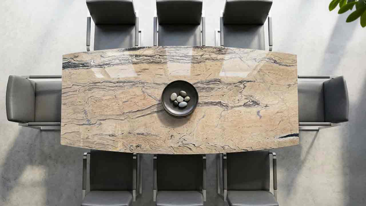 Terra Esstisch mit Prada Gold Steinplatte Granit in cremebrauner Farbgebung mit markanten anthrazitfarbenen Bändern, außergewöhnlicher Naturstein und eleganter Blickfang.