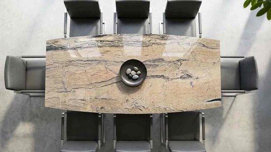Terra Esstisch mit Prada Gold Steinplatte Granit in cremebrauner Farbgebung mit markanten anthrazitfarbenen Bändern, außergewöhnlicher Naturstein und eleganter Blickfang.