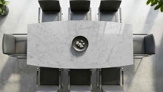 Terra Marmor Esstisch in Bootsform mit Bianco Carrara Marmor in weiß-grauer Farbgebung und feiner grauer Bänderung, klassischer Naturstein mit zeitloser Eleganz.