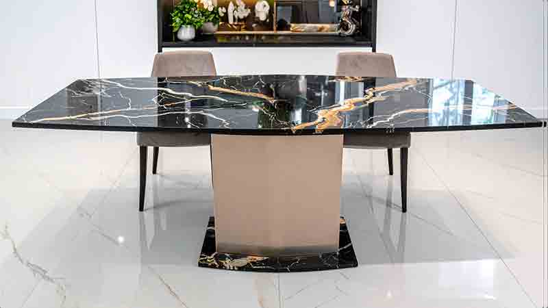 tisch nach Mass Terra  in Bootsform mit Magna Black Gold und Edelstahlsockel