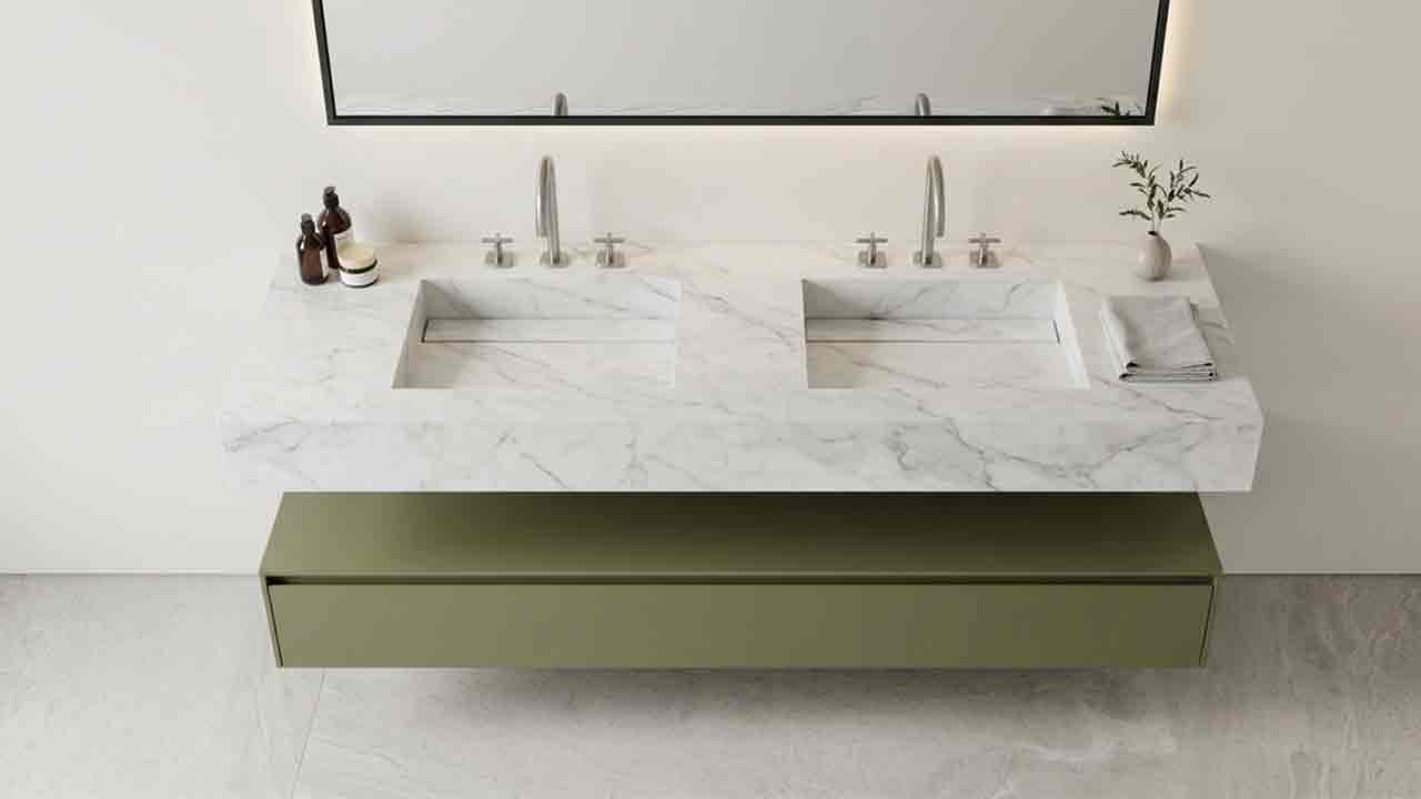 Wandhängender Design-Waschtisch Simplicity aus Dekton-Keramik Kairos weis anthrazite adern mit fugenlos integriertem Monobecken aus derselben Keramik. Maßanfertigung von 90 bis 250 cm, online konfigurieren, 25 Jahre Dekton-Garantie.