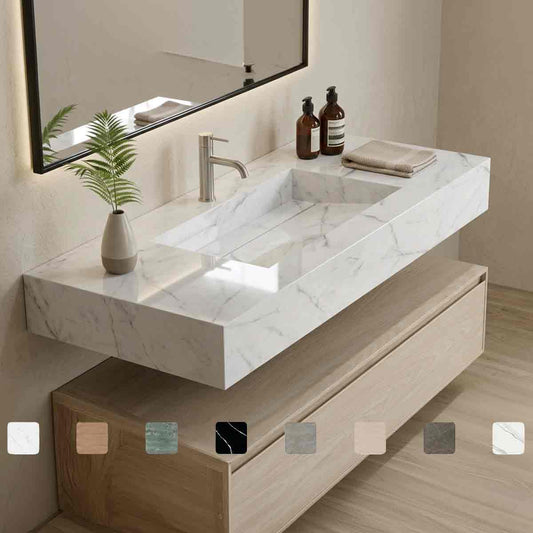 Wandhängender Waschtisch mit Ablage Simplicity Natura aus Dekton-Keramik in Calacatta-Marmoroptik mit weißer Oberfläche, grauen Bänderungen, fugenlos integriertem Monobecken und Maßanfertigung bis 250 cm.