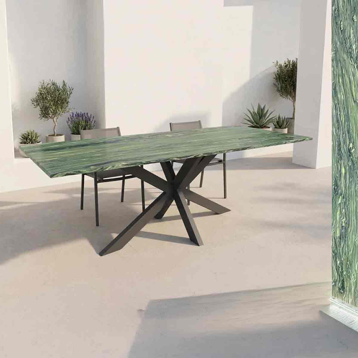 Wetterfester Gartentisch mit kreuzgestell und grün anthrazit changierender Granitplatte